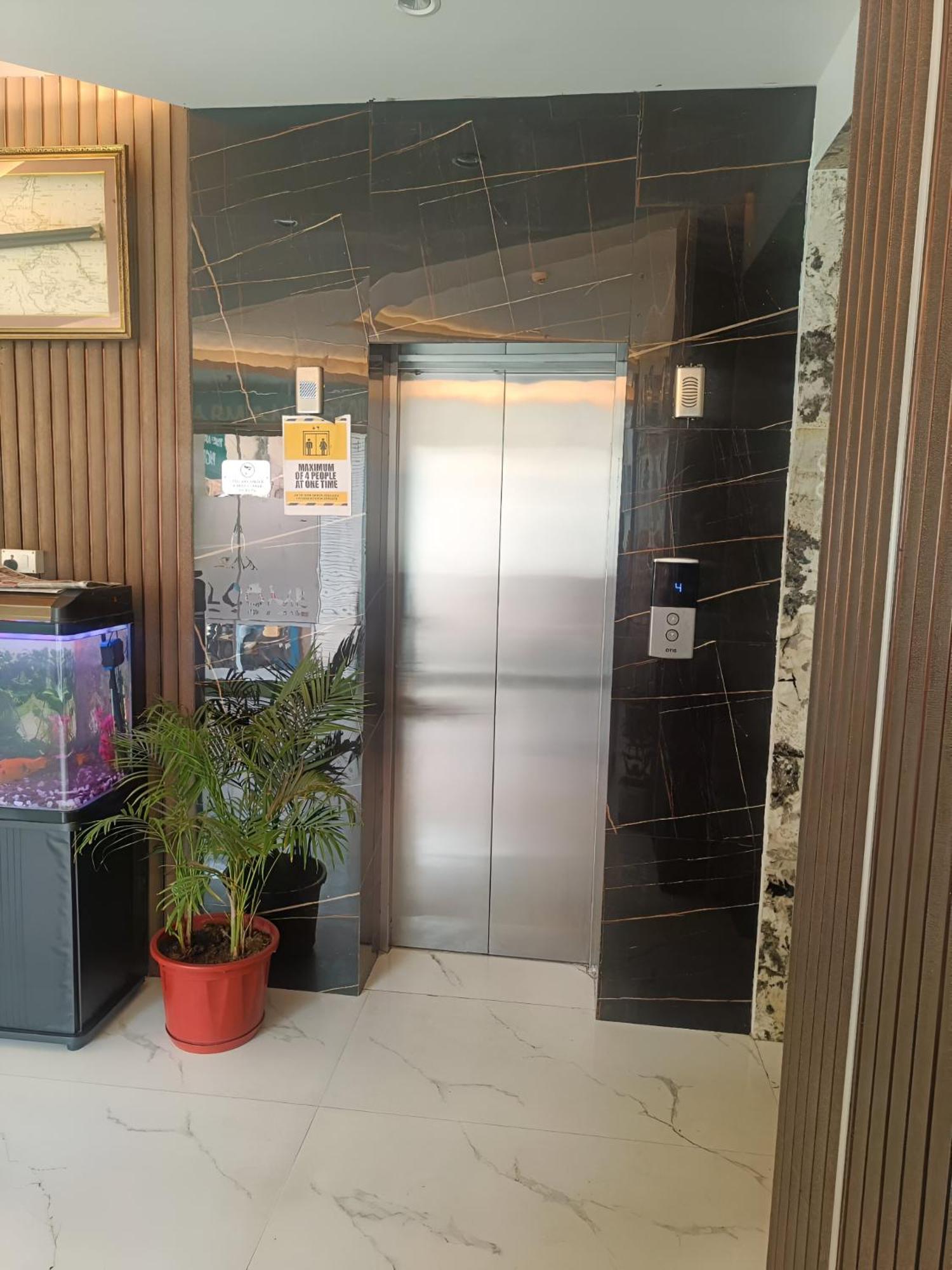 ホテル Treebo The Armani Near Igi Airport ニューデリー エクステリア 写真
